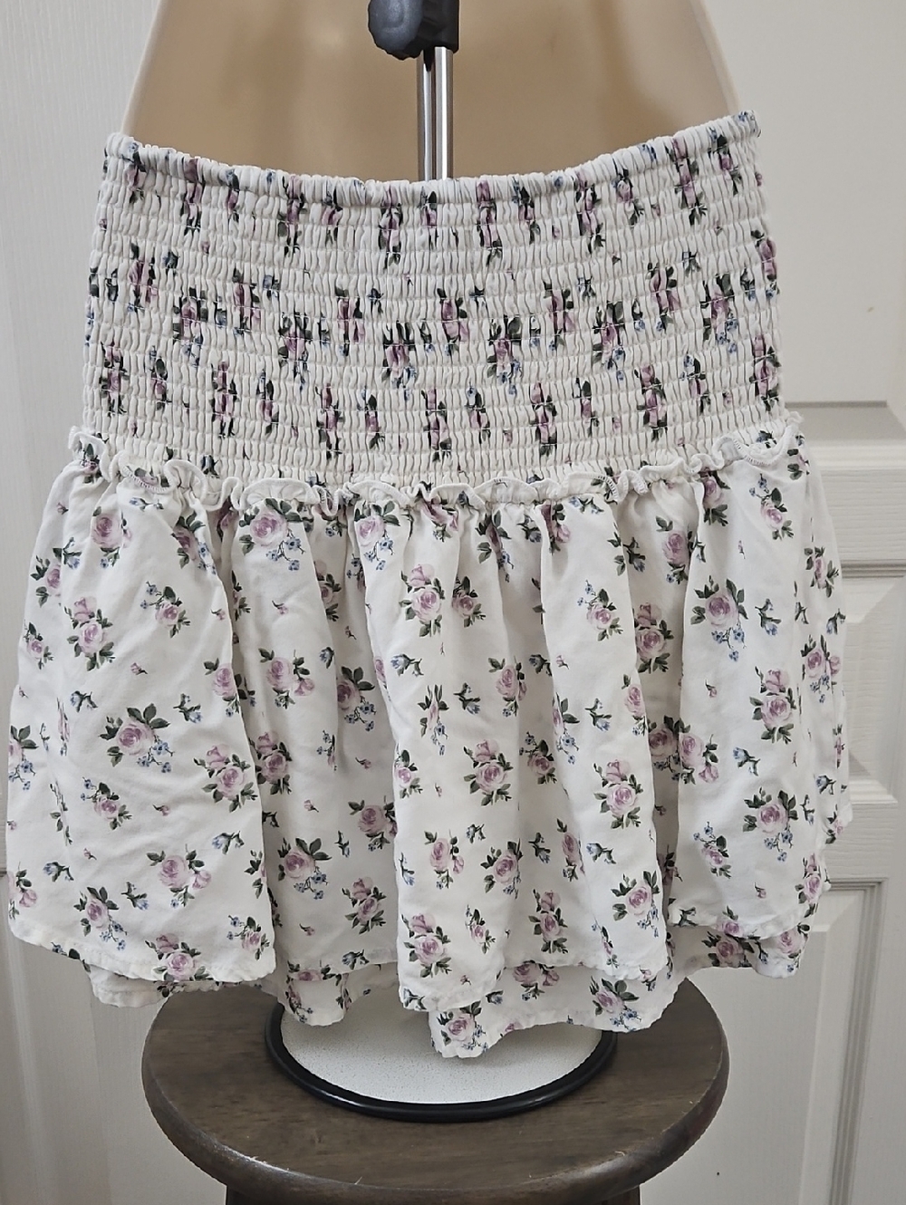 Hollister Co. Ultra High Rise Smocked Ruffle Skort White with purple roses Med. - Picture 3 of 7